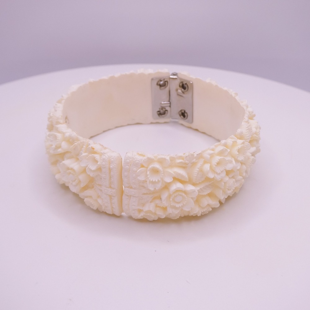 Vintage White Floral Dimensional 6.5in Womens Clamper Cuff Bracelet 0.9in Wide